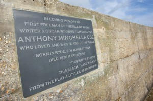02/03/2016 - Hollywood star Jude Law has unveiled a plaque in memory of Oscar-winning film director Anthony Minghella at Ryde Beach, Isle of Wight. The slate plaque has been placed overlooking Ryde Pier